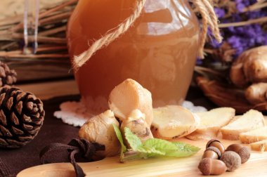 Zencefil su ot ve bal ile taze zencefil.