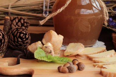 Zencefil su ot ve bal ile taze zencefil.