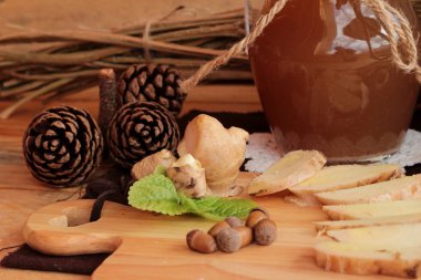 Zencefil su ot ve bal ile taze zencefil.