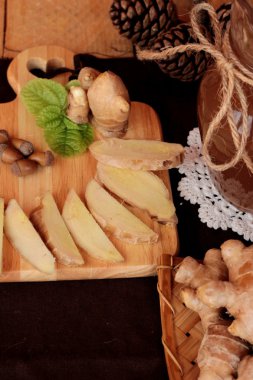 Zencefil su ot ve bal ile taze zencefil.