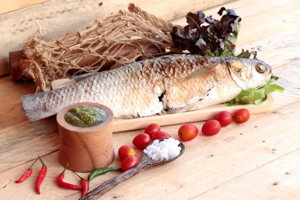 Pescado a la parrilla de sal con salsa picante delicioso . —  Fotos de Stock