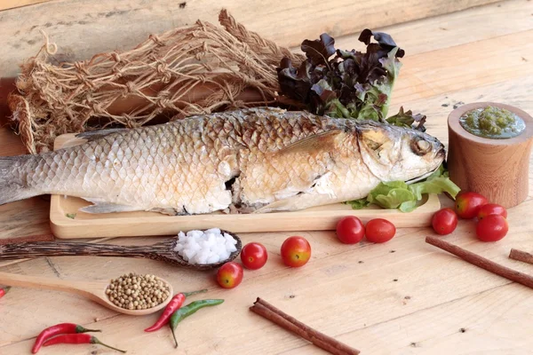 Tuz ile baharatlı sos lezzetli ızgara balık.