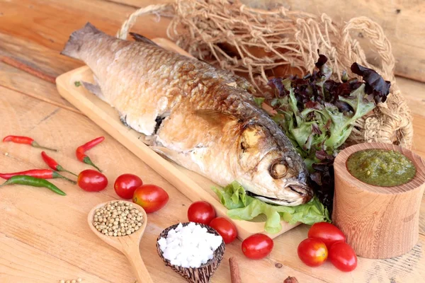 Tuz ile baharatlı sos lezzetli ızgara balık.