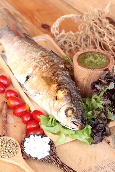 Tuz ile baharatlı sos lezzetli ızgara balık.