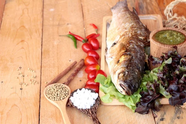 Pescado a la parrilla de sal con salsa picante delicioso . —  Fotos de Stock