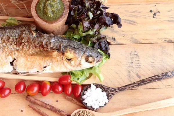 Tuz ile baharatlı sos lezzetli ızgara balık.