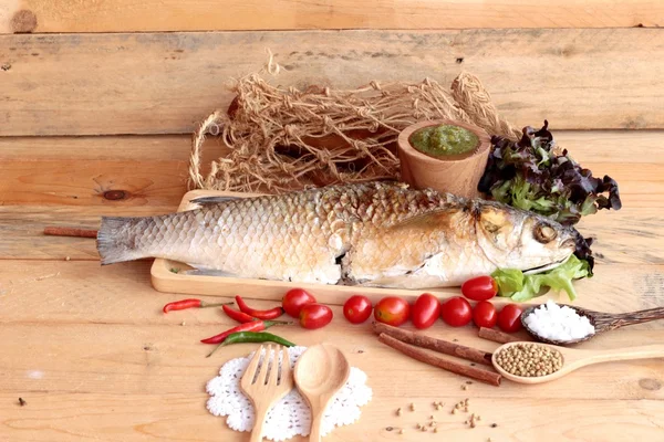 Pescado a la parrilla de sal con salsa picante delicioso . —  Fotos de Stock