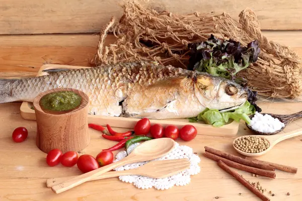 Tuz ile baharatlı sos lezzetli ızgara balık.