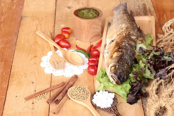 Pescado a la parrilla de sal con salsa picante delicioso . —  Fotos de Stock