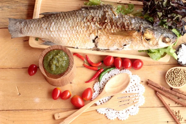 Pescado a la parrilla de sal con salsa picante delicioso . —  Fotos de Stock