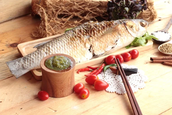 Pescado a la parrilla de sal con salsa picante delicioso . —  Fotos de Stock