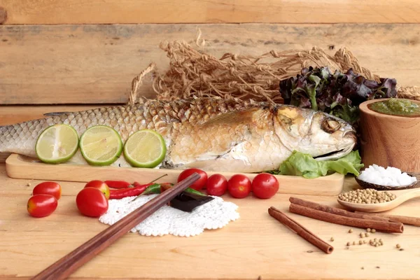 Pescado a la parrilla de sal con salsa picante delicioso . —  Fotos de Stock