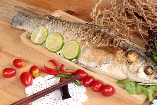 Pescado a la parrilla de sal con salsa picante delicioso . —  Fotos de Stock