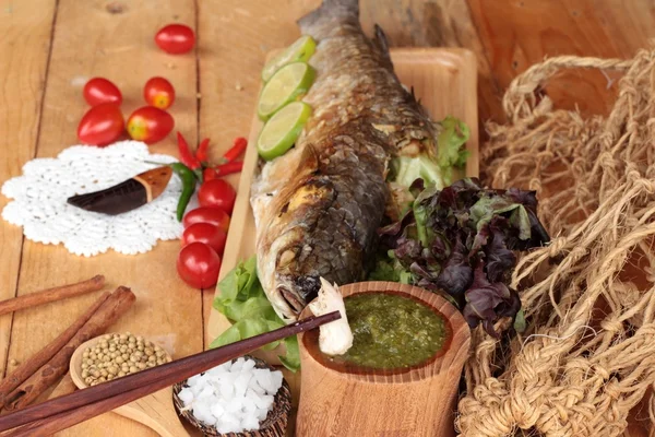 Pescado a la parrilla de sal con salsa picante delicioso . —  Fotos de Stock