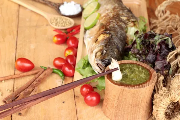 Grillad fisk salt med kryddig sås läckra. — Stockfoto