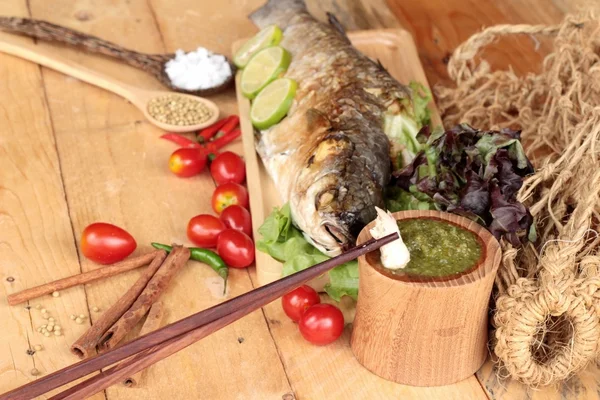 Tuz ile baharatlı sos lezzetli ızgara balık.