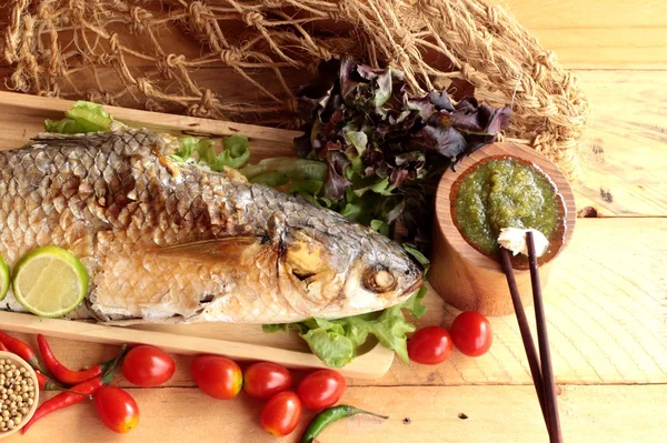 Tuz ile baharatlı sos lezzetli ızgara balık.