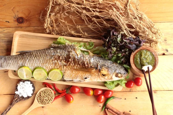 Tuz ile baharatlı sos lezzetli ızgara balık.