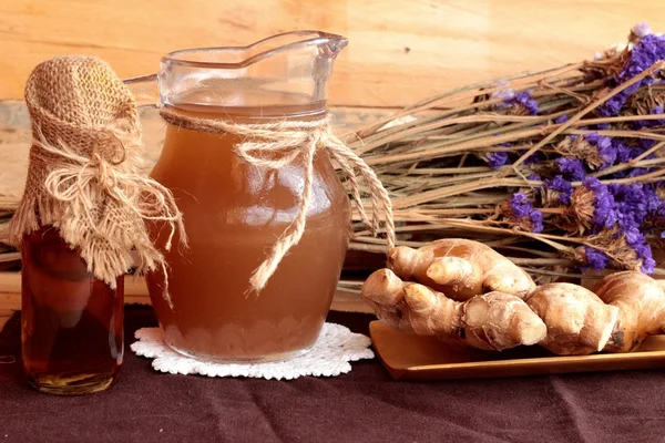 Zencefil su ot ve bal ile taze zencefil.