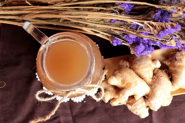 Zencefil su ot ve bal ile taze zencefil.