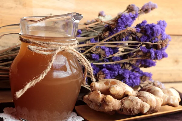 Zencefil su ot ve bal ile taze zencefil.