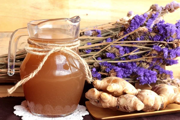 Zencefil su ot ve bal ile taze zencefil.