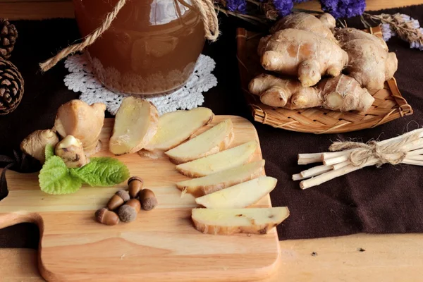 Zencefil su ot ve bal ile taze zencefil.