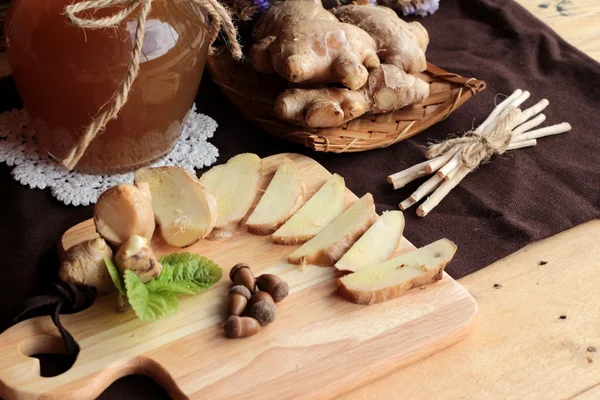 Zencefil su ot ve bal ile taze zencefil.