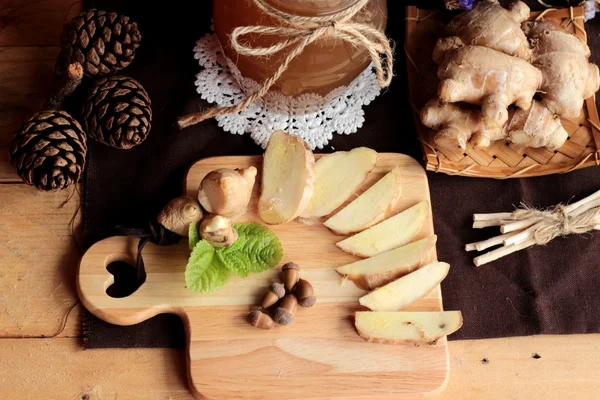 Zencefil su ot ve bal ile taze zencefil.