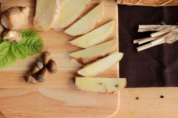 Zencefil su ot ve bal ile taze zencefil.