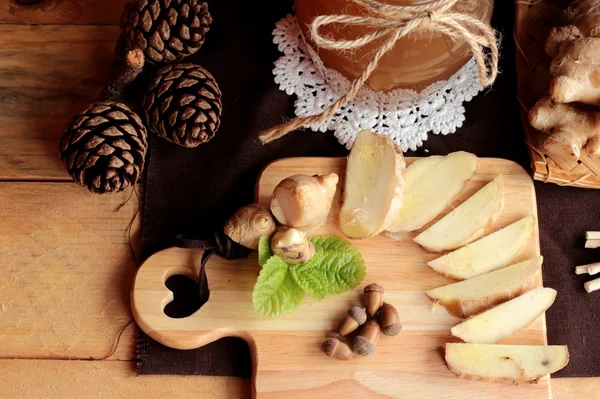 Zencefil su ot ve bal ile taze zencefil.