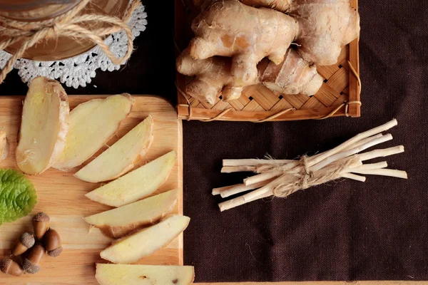 Zencefil su ot ve bal ile taze zencefil.