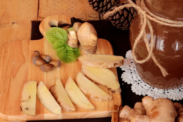 Zencefil su ot ve bal ile taze zencefil.