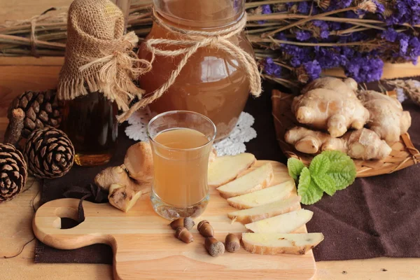 Zencefil su ot ve bal ile taze zencefil.