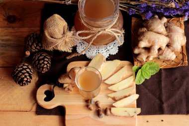 Zencefil su ot ve bal ile taze zencefil.