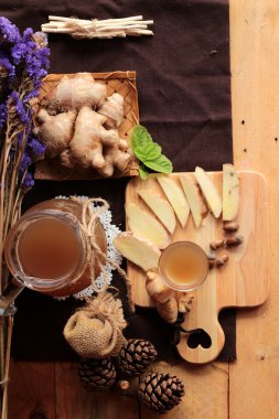 Zencefil su ot ve bal ile taze zencefil.