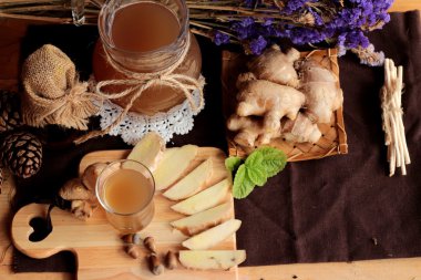 Zencefil su ot ve bal ile taze zencefil.