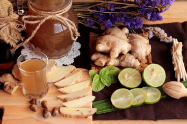 Zencefil su ot ve bal ile taze zencefil.