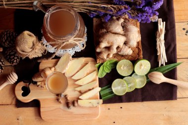 Zencefil su ot ve bal ile taze zencefil.