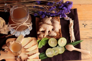 Zencefil su ot ve bal ile taze zencefil.