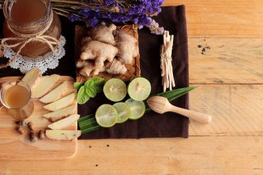 Zencefil su ot ve bal ile taze zencefil.