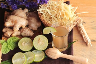 Zencefil su ot ve bal ile taze zencefil.