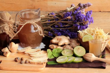 Zencefil su ot ve bal ile taze zencefil.