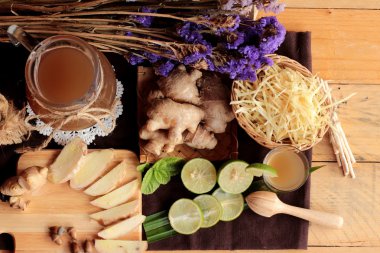 Zencefil su ot ve bal ile taze zencefil.