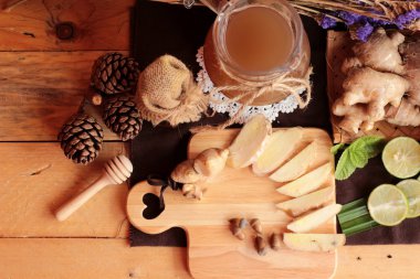 Zencefil su ot ve bal ile taze zencefil.