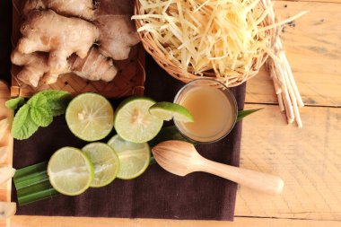 Zencefil su ot ve bal ile taze zencefil.