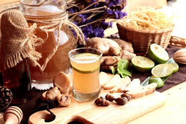 Zencefil su ot ve bal ile taze zencefil.