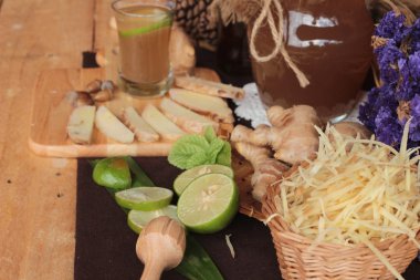 Zencefil su ot ve bal ile taze zencefil.