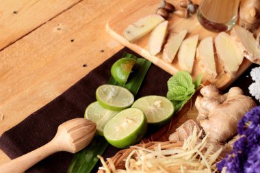 Zencefil su ot ve bal ile taze zencefil.