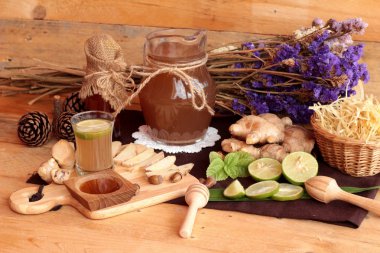 Zencefil su ot ve bal ile taze zencefil.